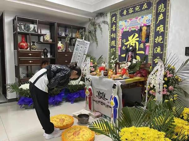 2025新澳门黄大仙和男生带妈妈遗照高考与带着妈妈遗像上清华